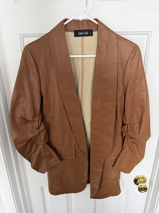 fab'rik Women’s Tan Brown Faux Leather Ruched Sleeve Open Blazer Size Large - Picture 2 of 6